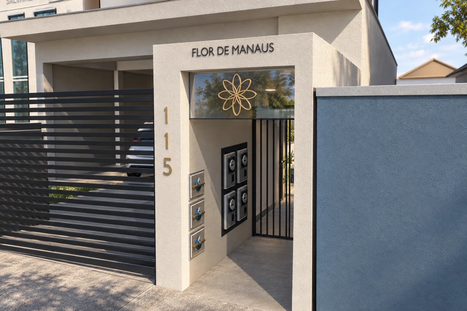Entrada de pedestres à direita, com fechamento em vidro e ornamento floral.