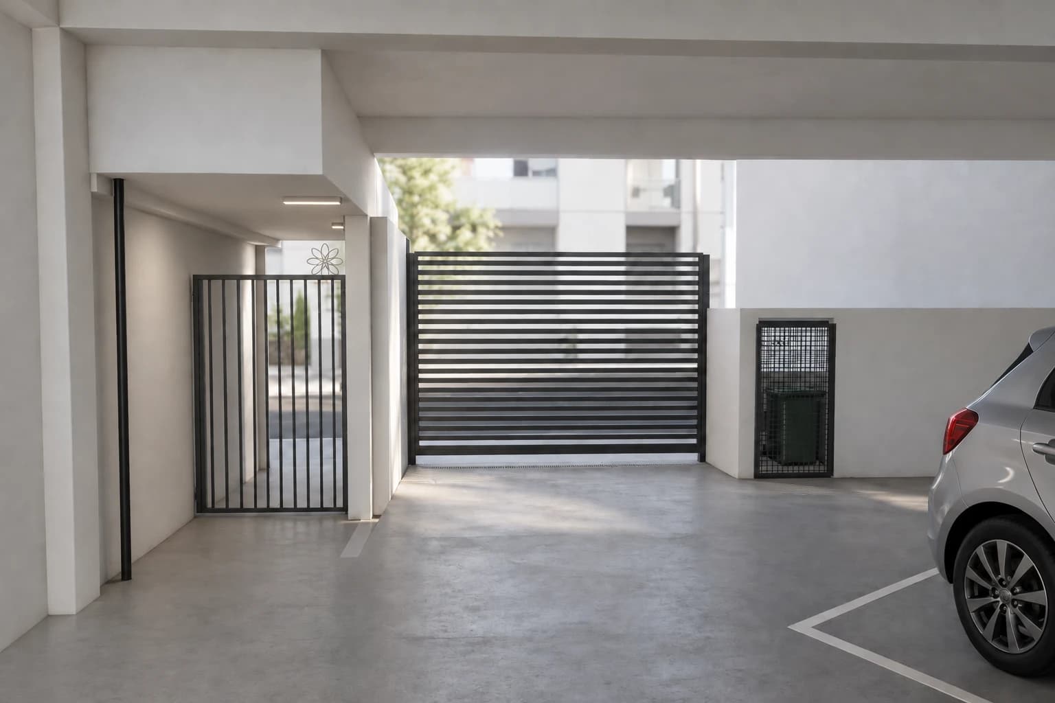 Garagem · olhando para o portão.