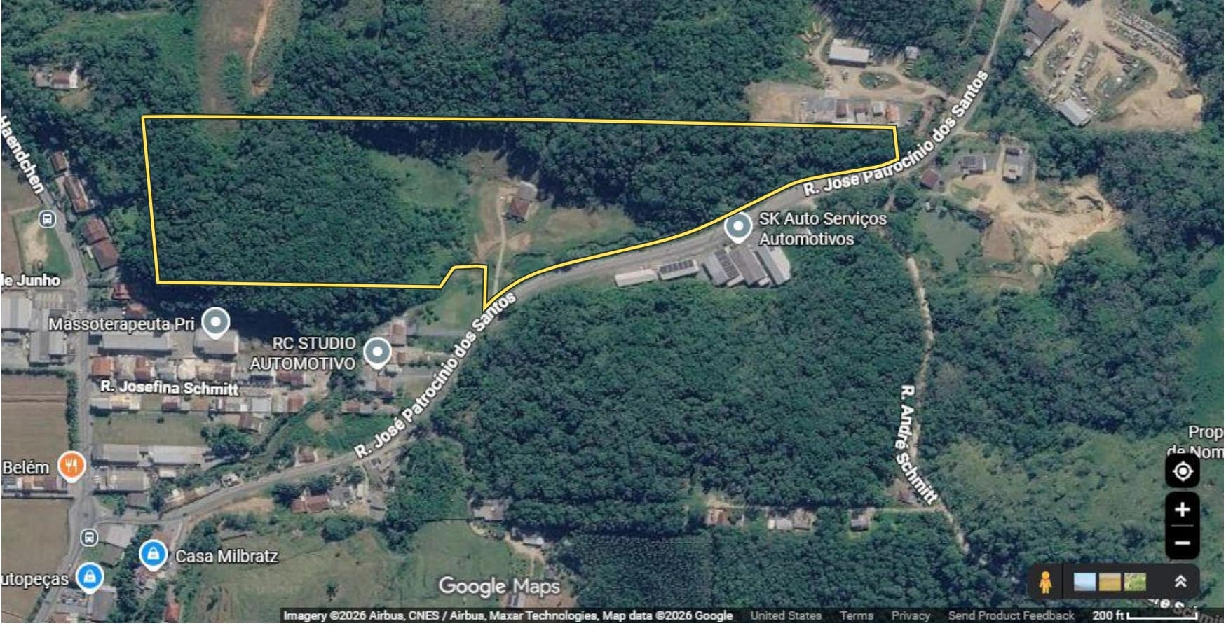 Imagem do Google Maps com o perímetro aproximado do terreno destacado em amarelo.