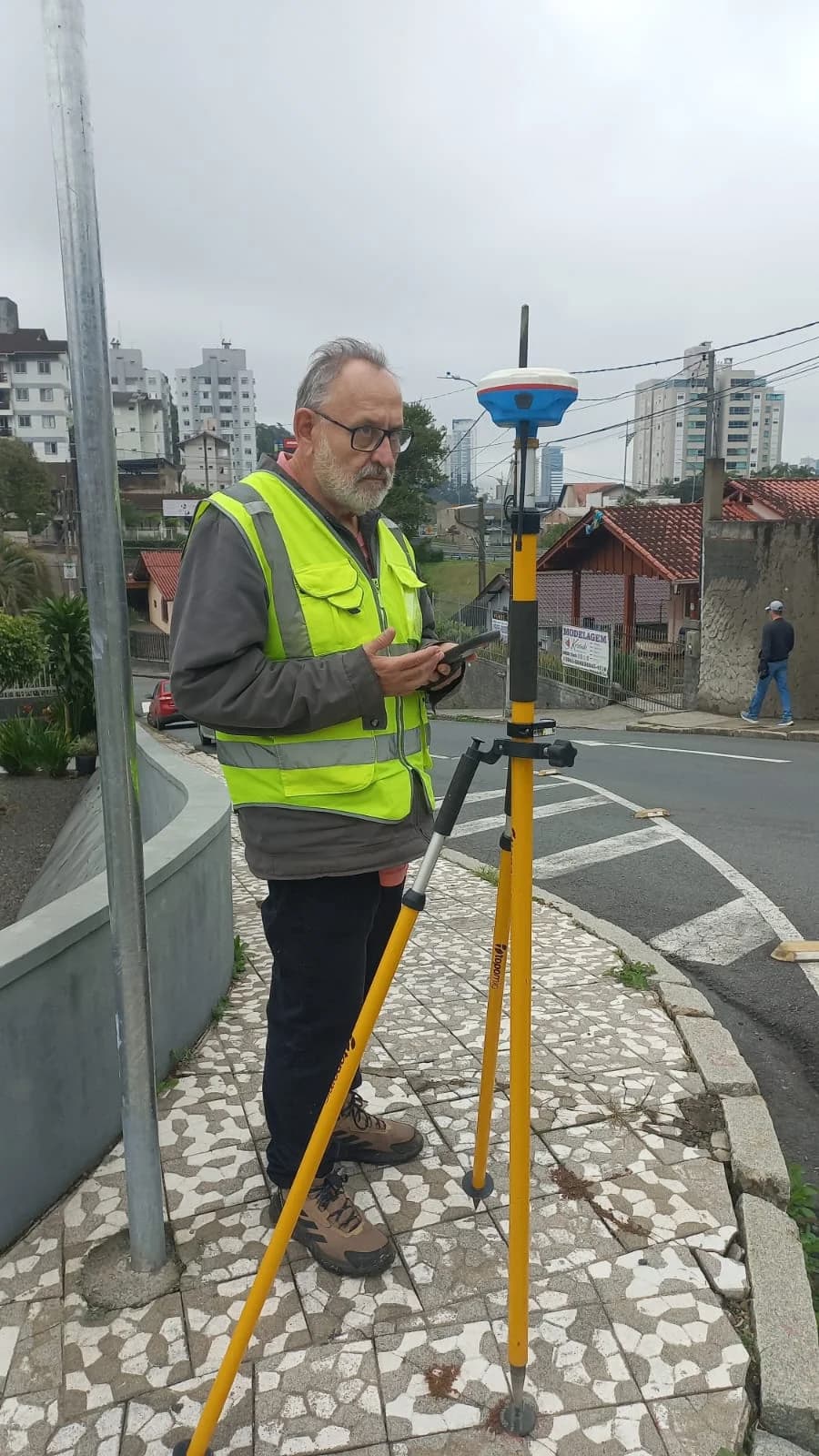Silvio Roberto de Oliveira usando GPS em um levantamento topográfico.
